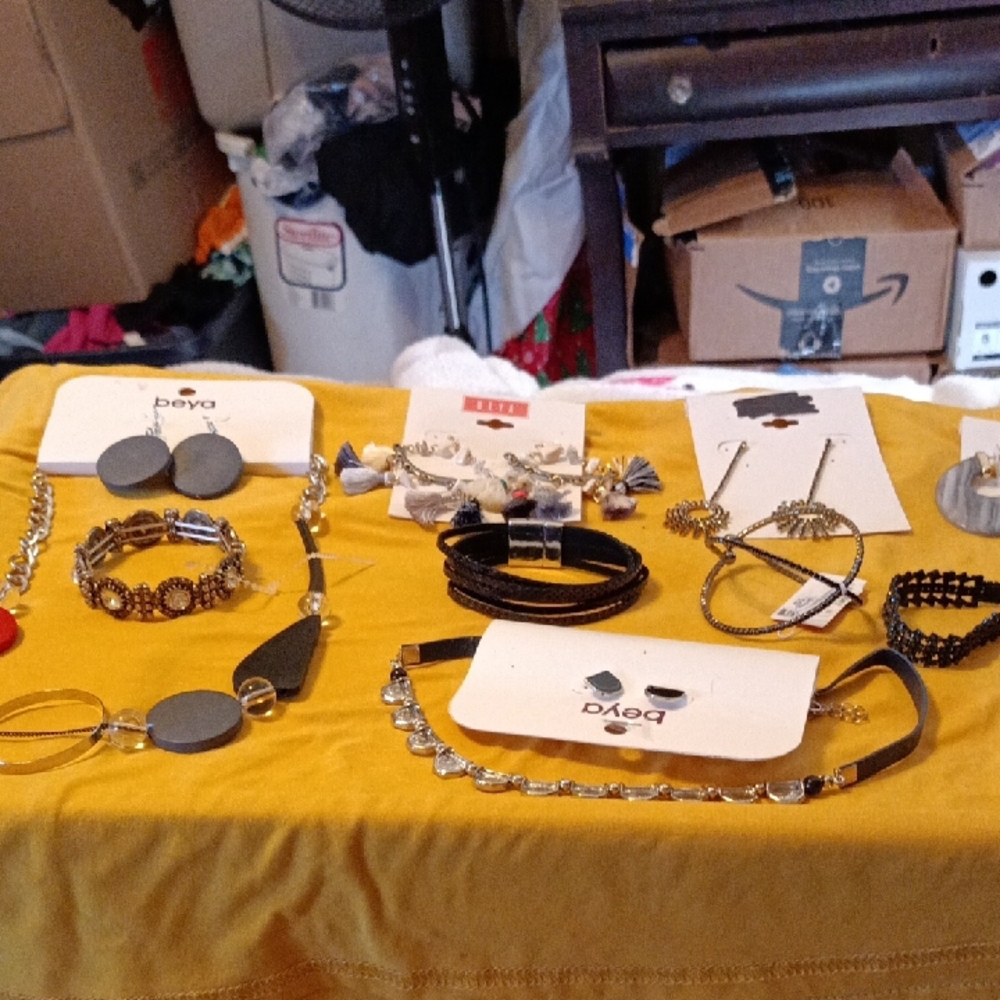 Deya Jewelry Set with Black and Silver Accents
